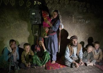 مادری در دوراهیِ «نان» و «دارو»