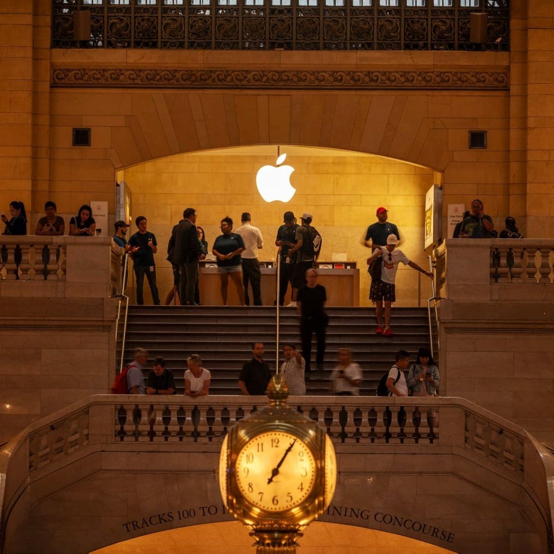 شرکت اَپل برای آموزش هوش مصنوعی از رسانهها کمک میگیرد