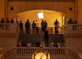 شرکت اَپل برای آموزش هوش مصنوعی از رسانه‌ها کمک می‌گیرد