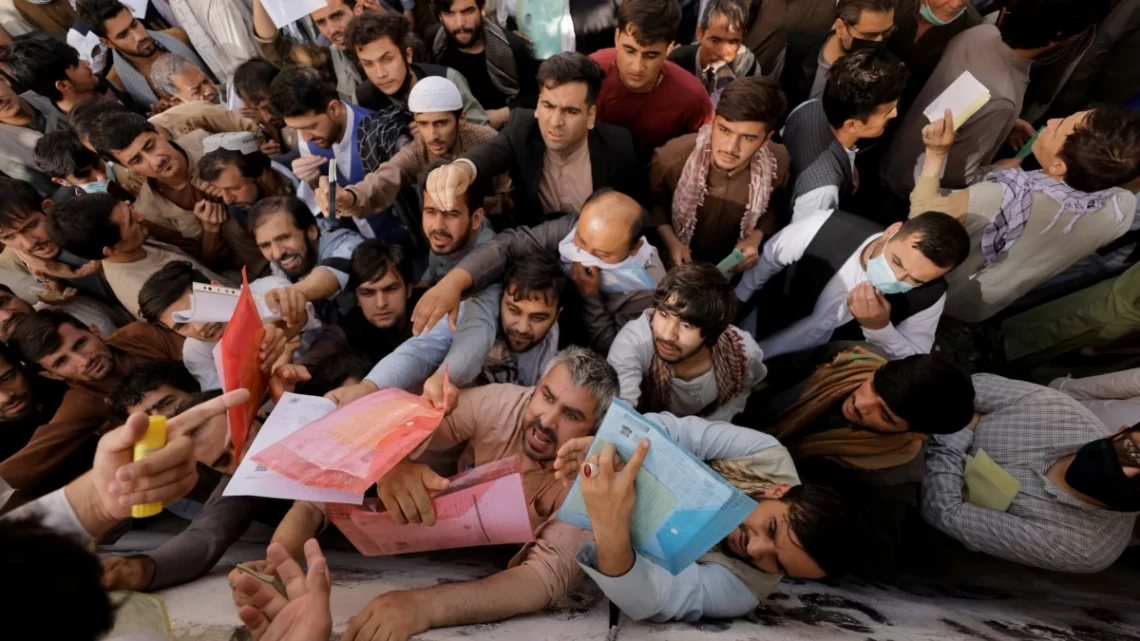 «اخذ پاسپورت به قیمت جان»؛ شماری از اتباع افغانستان برای اخذ پاسپورت جان باختند