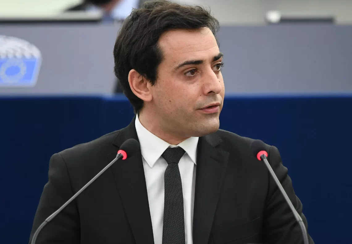 «بازگشتِ دیو»؛ رهبر لیبرالهای پارلمان اروپا پیروزی راست افراطی در انتخابات ژوئن اروپا را «غیرقابل مدیریت» میکند