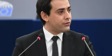 «بازگشتِ دیو»؛ رهبر لیبرالهای پارلمان اروپا پیروزی راست افراطی در انتخابات ژوئن اروپا را «غیرقابل مدیریت» میکند