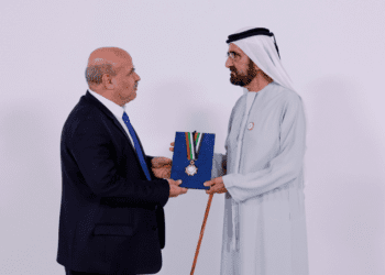 یک بازرگان افغانستان از حاکم دبی مدال بشردوستانه را دریافت کرد