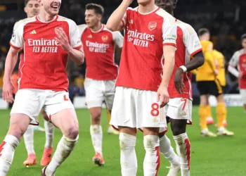 آرسنال با پیروزی در برابر ولورهمپتون موقتاً صدرنشین لیگ جزیره شد