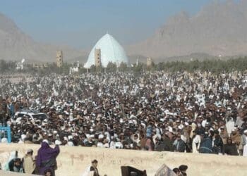 خاک‌زنی به چشم مردم؛ سخنگوی طالبان عکس شش سال قبل قندهار را به نام نماز عید فطر نشر کرد