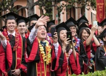 گاردین: محققان و دانش‌آموزان چینی در فرودگاه‌های امریکا بازجویی و اخراج می‌شوند