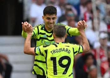 آرسنال در برابر من‌یونایتد پیروز شد تا کورس قهرمانی در لیگ جزیره حساس‌تر شود