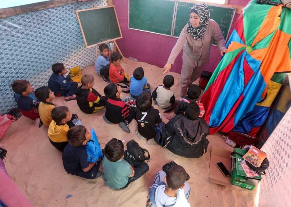 جنگ و دانش؛ مردم غزه با آنکه جنگ حماس و اسرائیل به سیستم آموزشی شان آسیب وارده کرده، تلاش به ادامهی تحصیل میکنند