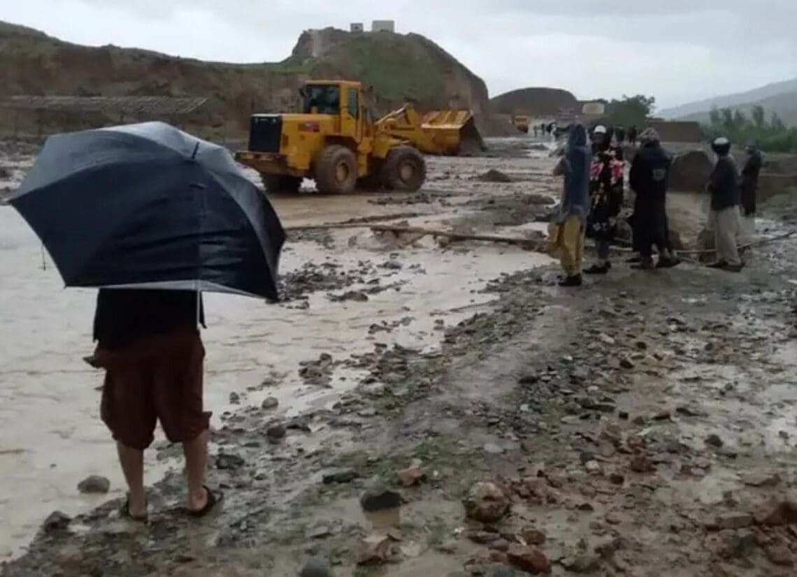 کمیتهی جهانی نجات: سیلابها دسترسی هزاران خانواد به خدمات ضروری در افغانستان را قطع کرده است