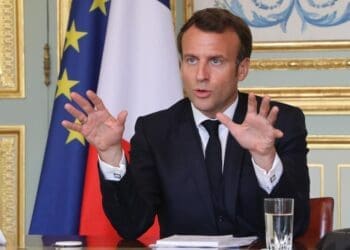 بلومبرگ: شکست ماکرون در انتخابات فرانسه شکستی برای کل اروپا خواهد بود