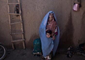 روز مادر در افغانستان؛ «از این‌که نمی‌توانم چالش تحصیلی دخترم را از سر راهش بردارم احساس بی‌چارگی می‌کنم»