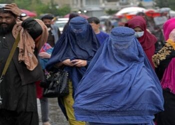 واشنگتن پُست: زنان افغانستان که توسط طالبان محدود شده‌اند رو به زندگی «آنلاین» یا مجازی آورده‌اند