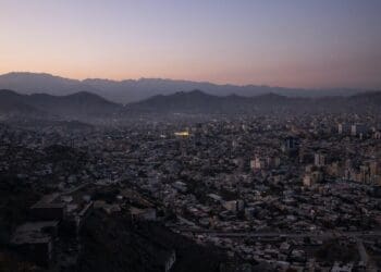 جهنمِ تاریک؛ پرچاوی‌های برق کابل زندگی را برای ساکنان شهر دشوار کرده است