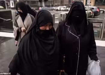 اخراج پناهنده‌ی افغانستان از آسترالیا؛ مادری که فرزند مقتولش را مجبور به ازوداج کرده بود به افغانستان برگردانده می‌شود