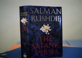 آیات شیطانی؛ نشر و فروش رمان جنجالی سلمان رُشدی در هند آزاد شد