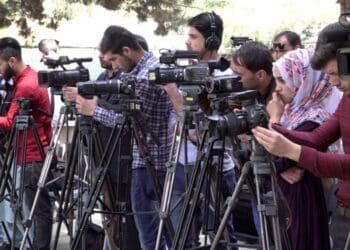 در انتظار ویزا، در معرض خطر؛ خبرنگاران افغانستان در پاکستان در میانه‌ی بلاتکلیفی