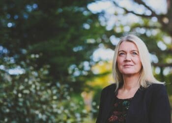 فیدلما اَش به تلویزیون دیار: اولویت‌های جهانی فرصت «نجات» افغانستان را کاهش داده است