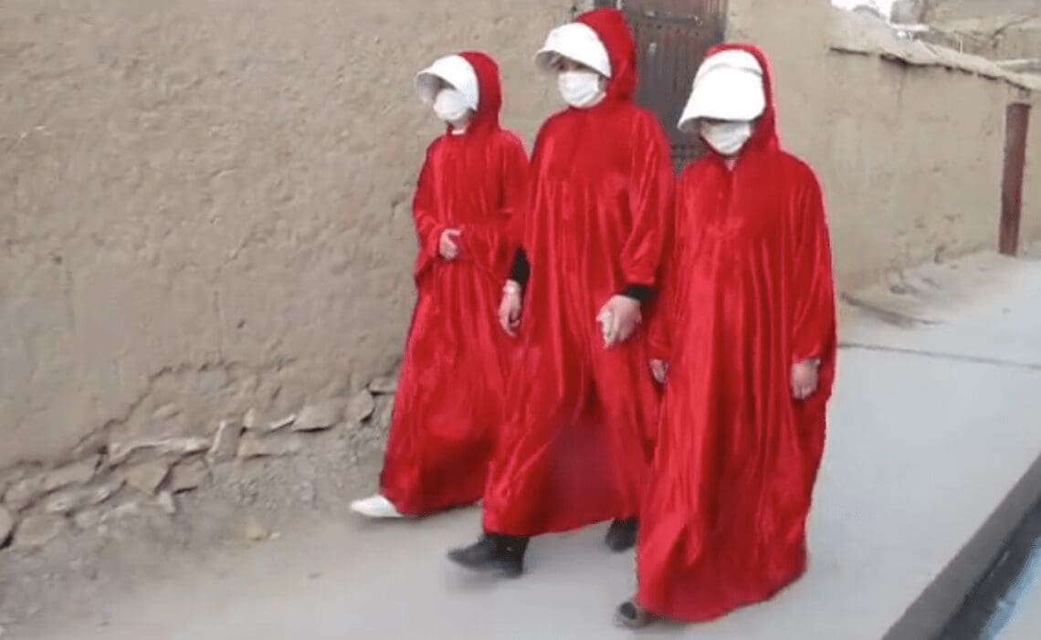 سرخپوشان خاموشِ کلاهبالدار؛ زنان افغانستان با لباس «ندیمهها» چه میگویند؟