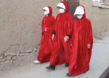 سرخ‌پوشان خاموشِ کلاه‌بال‌دار؛ زنان افغانستان با لباس «ندیمه‌ها» چه می‌گویند؟