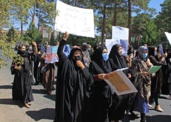 زنان معترض به جهان: به ‌جای بازی‌های سیاسی با طالبان صدای زنان را بشنوید