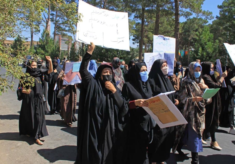 زنان معترض به جهان: به جای بازیهای سیاسی با طالبان صدای زنان را بشنوید