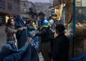 برنامه‌ی جهانی خوراک: خانواده‌ها در افغانستان میان غذا دادن به کودکان و گرم نگهداشتن آنان در دو راهی مانده‌اند