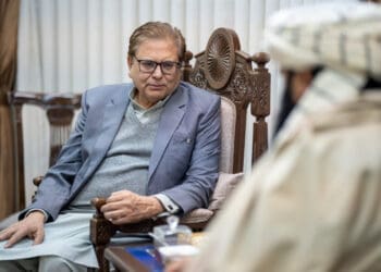 نماینده‌ی ویژه‌ی پاکستان برای افغانستان با سراج‌الدین حقانی دیدار کرد