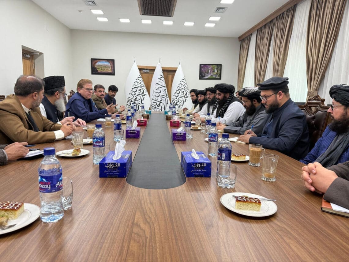 محمد صادق با وزیر خارجه طالبان دیدار کرد