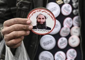 طالبان و ادامه‌ی درگیری با زنان؛ رهبر طالبان دستور مبارزه با کلکین‌هایی را داد که از آن «زنان همسایه» دیده می‌شوند