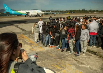 در پی تهدیدهای اقتصادی ترمپ کلمبیا با پذیرش مهاجران در هواپیماهای نظامی موافقت کرد