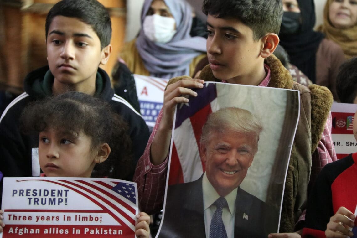 اعتراض پناهجویان افغانستان در پاکستان؛ ترمپ در تصمیماش در مورد پناهجویان افغانستان تجدید نظر کند