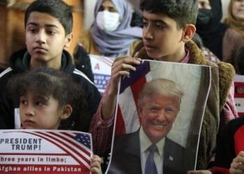 اعتراض پناه‌جویان افغانستان در پاکستان؛ ترمپ در تصمیم‌اش در مورد پناه‌جویان افغانستان تجدید نظر کند
