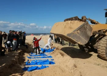 درد و امید در غزه؛ فرصت دفن مردگان در میان آتش‌بس