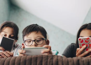 یونان می‌خواهد «استفاده‌ی جوانان» از اینترنت را محدود کند