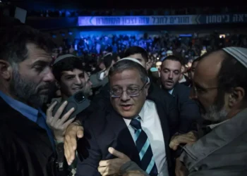 وزیر امنیت ملی اسرائیل در اعتراض به توافق با حماس کناره‌گیری کرد