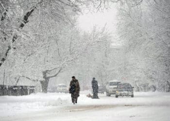 طالبان به شهروندان: با «جمع» کردن برف در تقویه‌ی آب‌های زیرزمینی سهیم شوید