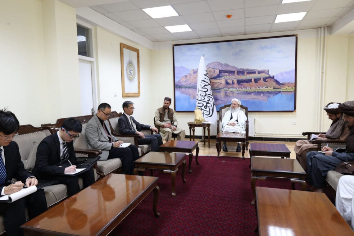 دیدار سفیر چین با حنفی؛ طالبان میگوید که چین در ساخت خانه برای «مهاجران اخراجشده» کمک خواهد کرد