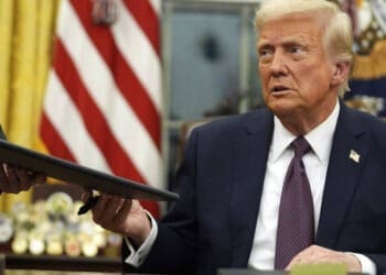 ترمپ پرواز ۱۶۶۰ پناه‌جوی افغانستان به امریکا را لغو کرد