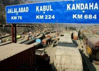 چالش‌های بازرگانی میان افغانستان و پاکستان: دادگاه عالی پیشاور بر توقف «اخاذی‌های مرزی» دستور داد