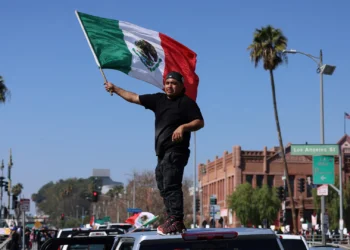 مخالفت با سیاست‌های مهاجرتی ترمپ؛ هزاران تن در لس‌آنجلس اعتراض کردند