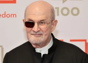 محاکمه‌ی مهاجم سلمان رشدی آغاز می‌شود؛ نویسنده‌ی «آیات شیطانی» در دادگاه شهادت خواهد داد