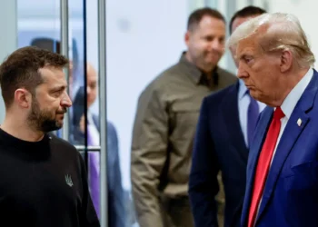 ترمپ: زلنسکی کمیدینی است که بایدن را مثل یک ساز نواخت