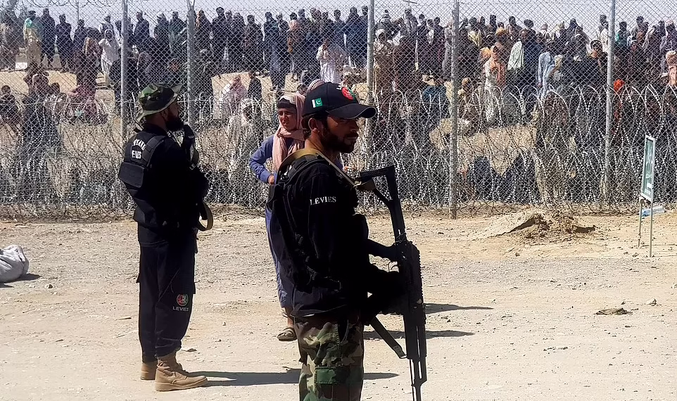 مهاجران افغانستان در کراچی خواستار تعویق اخراج به دلیل عید فطر شدند