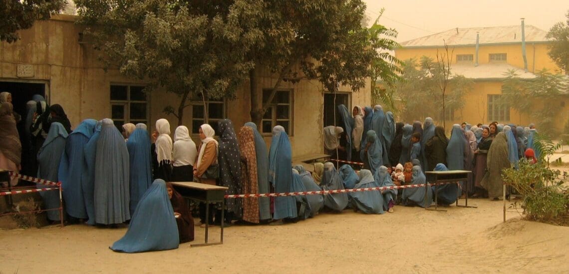 کهنهسرباز امریکایی: طالبان کمکهای امریکا را به نام رهبر خود توزیع میکند