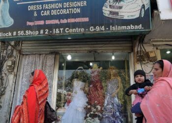 ۵ روز تا پایان مهلت؛ مهاجران افغانستان در پاکستان شروع به بستن کسب‌وکارهای خود کرده‌اند