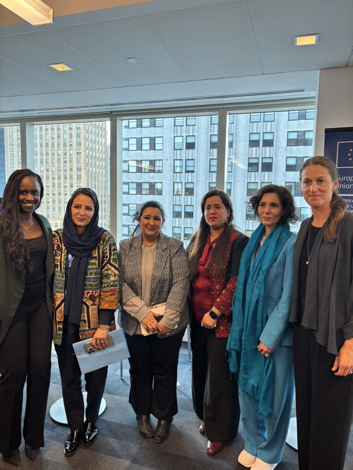 کمیشنر اتحادیه‌ی‌ اروپا: از مبارزه‌ی زنان افغانستان حمایت می‌کنیم