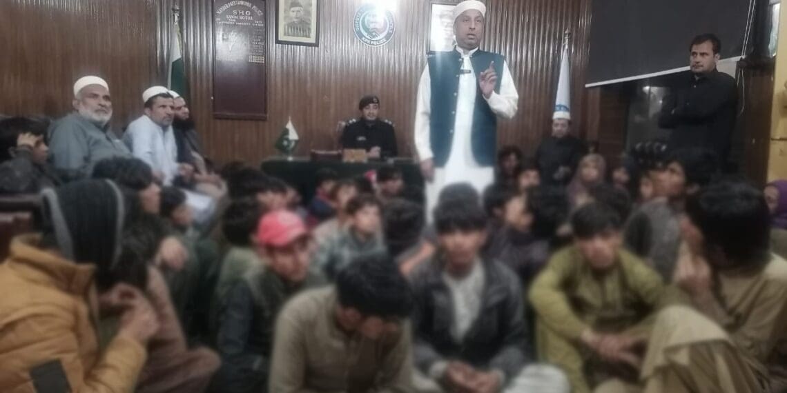 «اندین اکسپرس»: ۵۳ کودک پس از ورود غیرقانونی به پاکستان، دوباره به افغانستان بازگردانده شدند