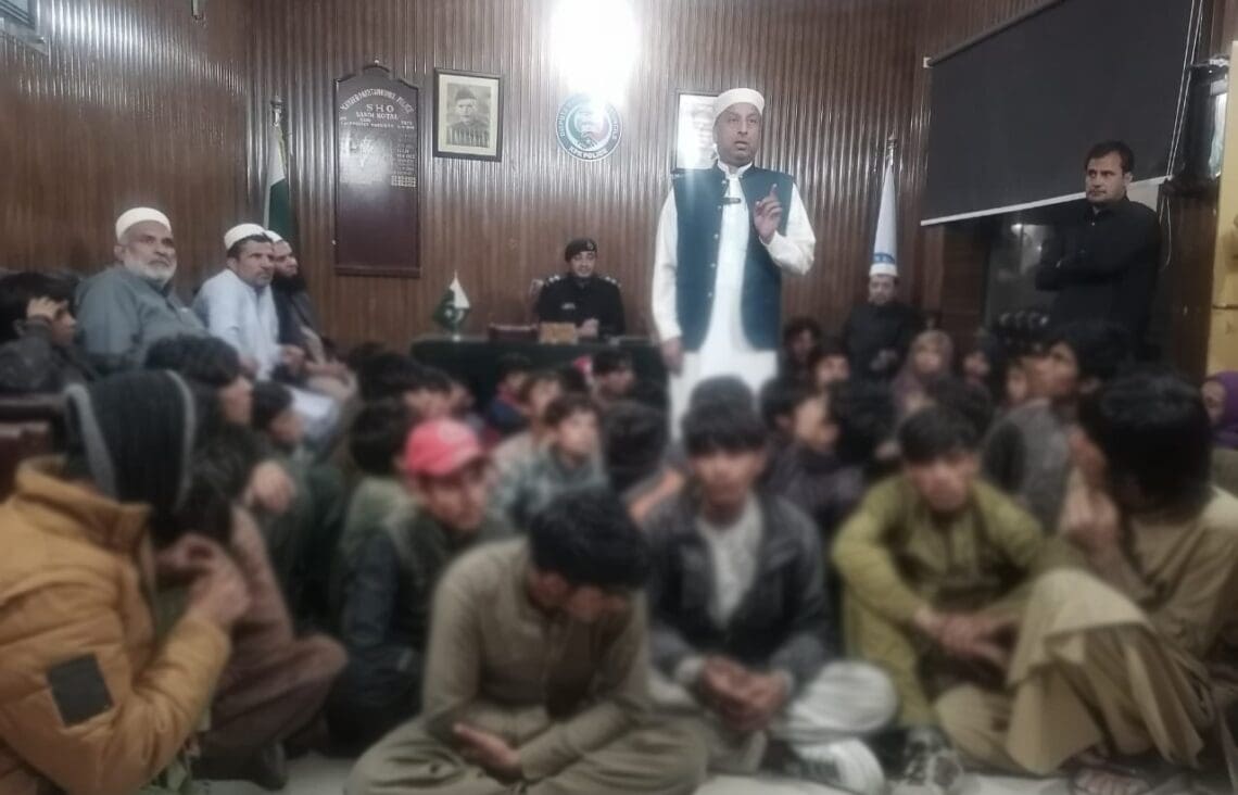 «اندین اکسپرس»: ۵۳ کودک پس از ورود غیرقانونی به پاکستان، دوباره به افغانستان بازگردانده شدند