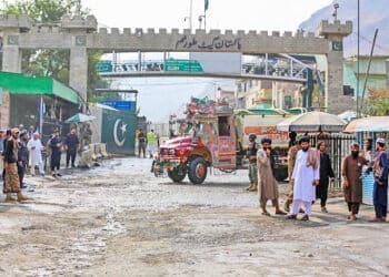 «عقب‌نشینی طالبان از احداث پاسگاه امنیتی»؛ رسانه‌ی پاکستانی: گذرگاه تورخم امروز باز می‌شود