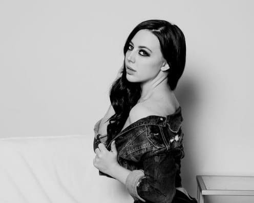 ادامهی سیر و سفر ویتنی رایت زیر سایهی طالبان؛ طعم شیریخ کابل دل ستارهی پورن امریکایی را برد